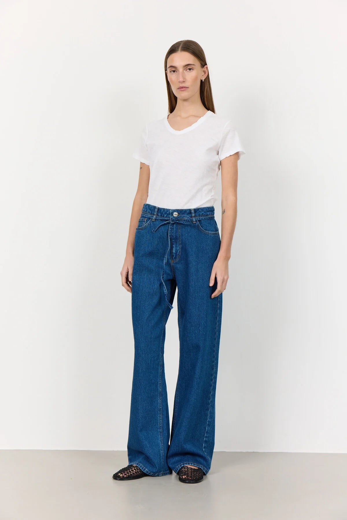 Levete Room Any Classic V Neck Top in White - 900008