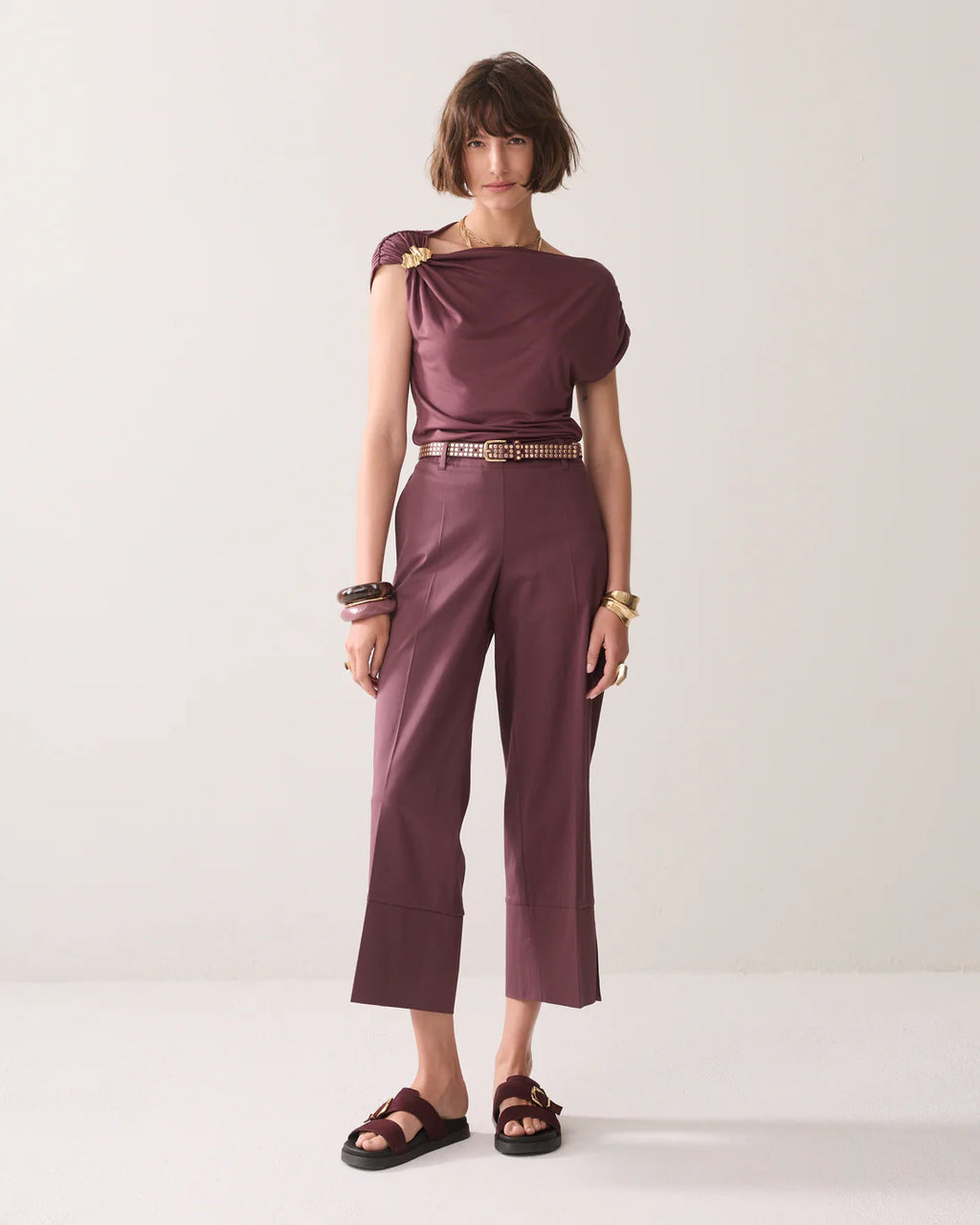 Summum Woman Cropped Trousers in Deep Fig