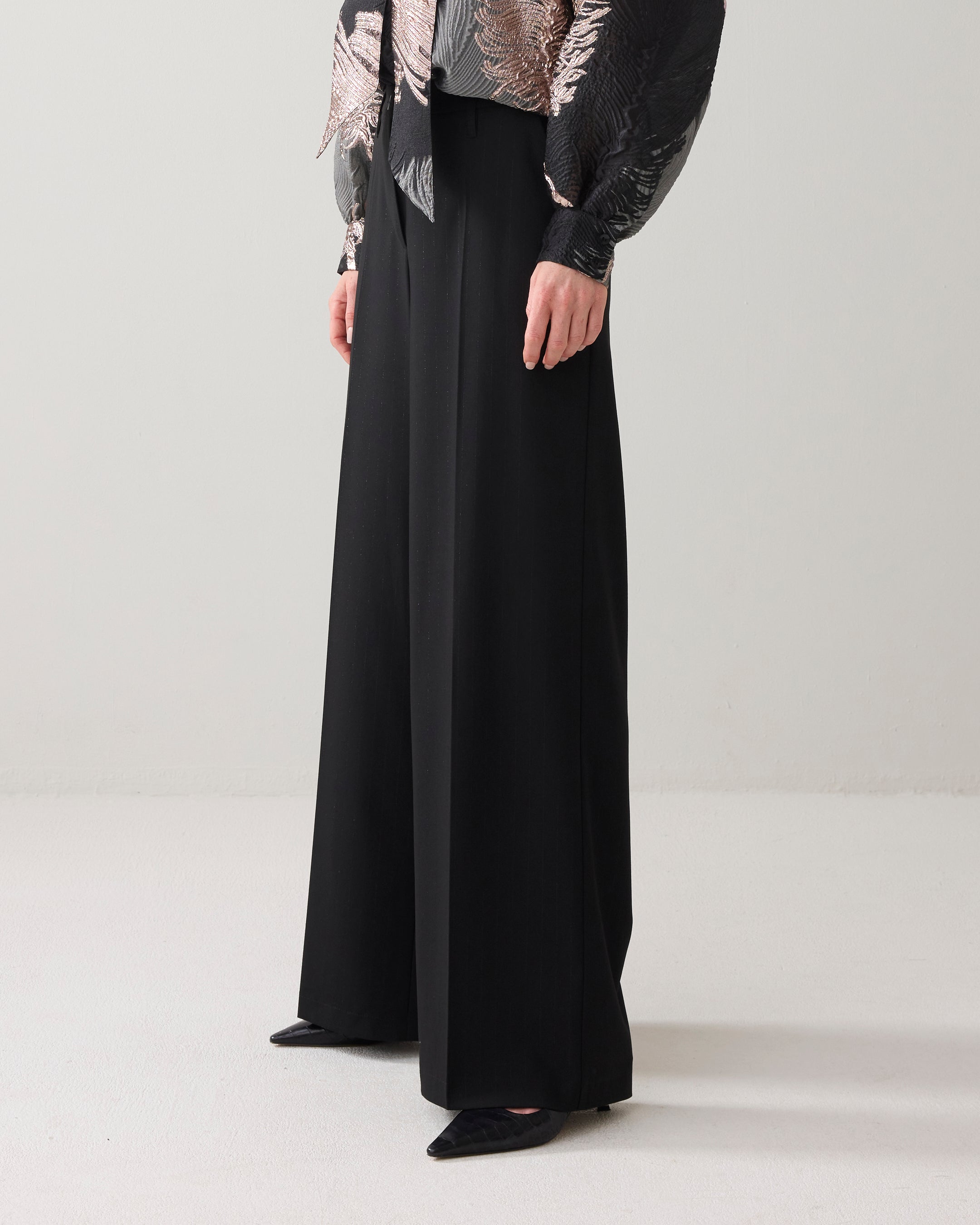 Summum Woman Straight Pinstripe Trousers in Black - 4s2906-12331