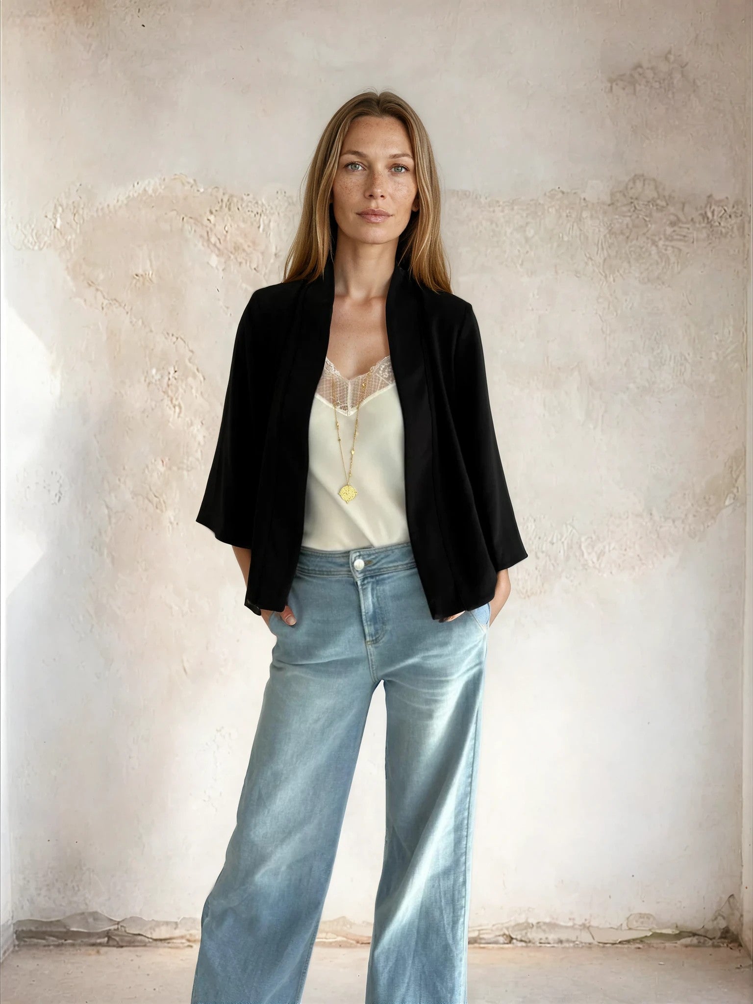 Sirens - Nelly Cape in Black