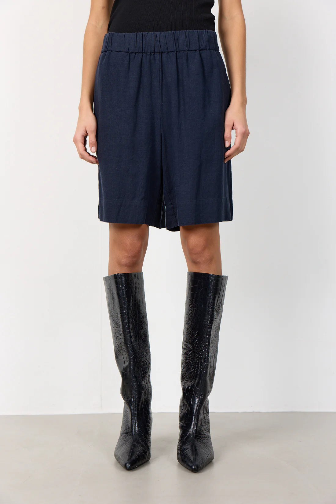 Levete Room Naja 29 Shorts in Navy