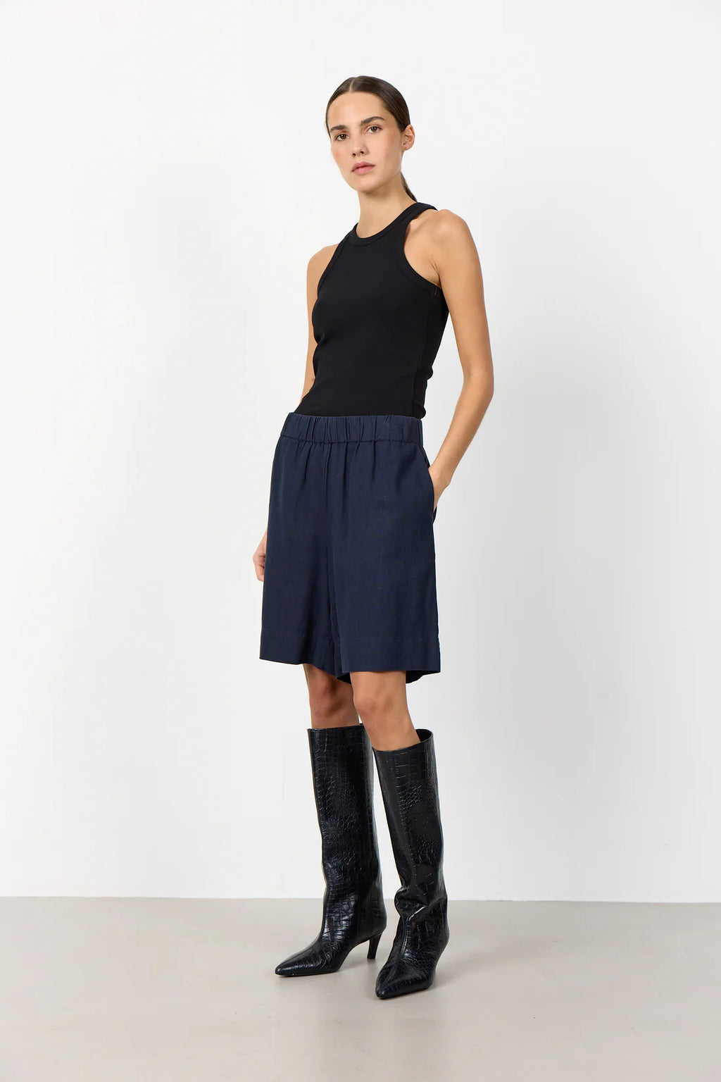 Levete Room Naja 29 Shorts in Navy
