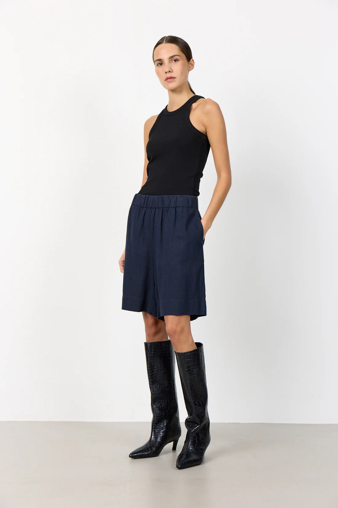 Levete Room Naja 29 Shorts in Navy