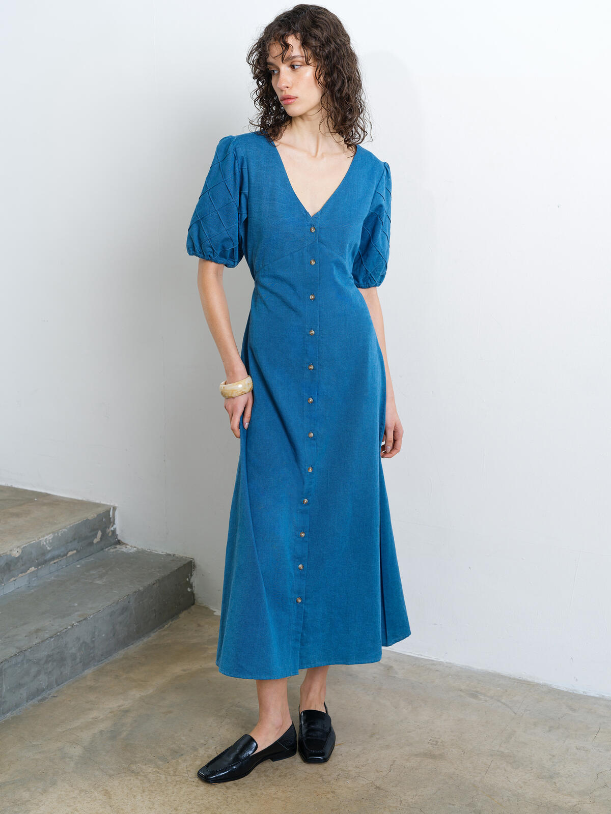 French Connection Zaves Chambray Pintuck Midi Dress in Med Bleach Wash - 719P4