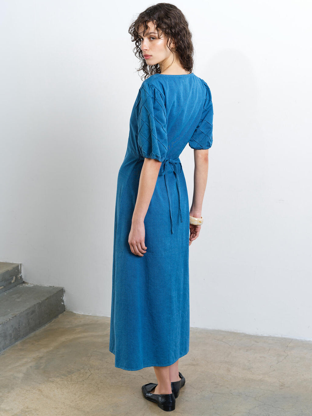 French Connection Zaves Chambray Pintuck Midi Dress in Med Bleach Wash - 719P4