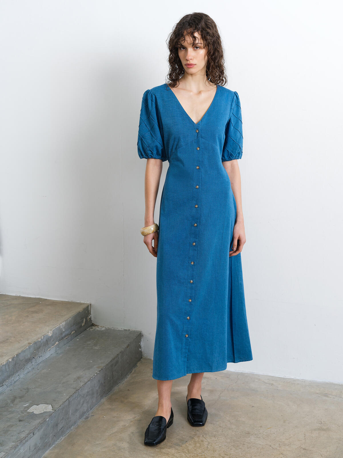 French Connection Zaves Chambray Pintuck Midi Dress in Med Bleach Wash - 719P4
