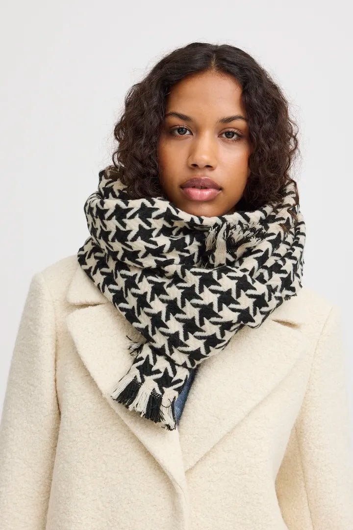 ICHI Vanja Scarf in Black - 20117196