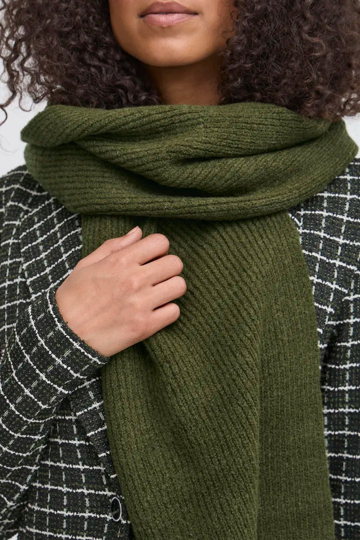 ICHI Ivo Scarf in Rifle Green - 20112670