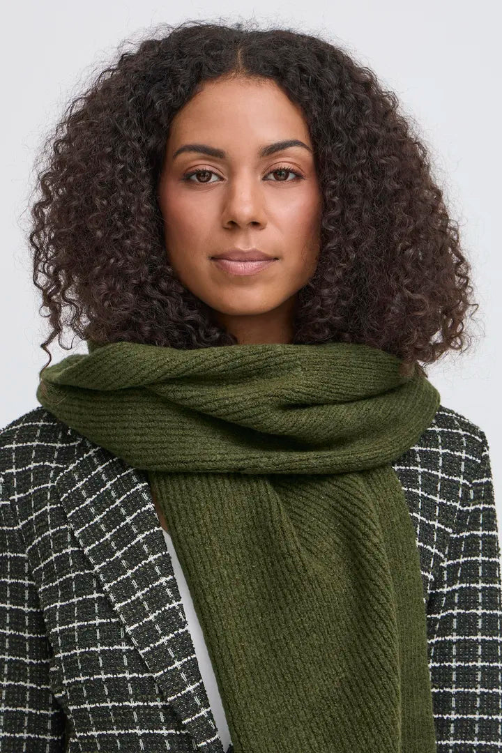 ICHI Ivo Scarf in Rifle Green - 20112670