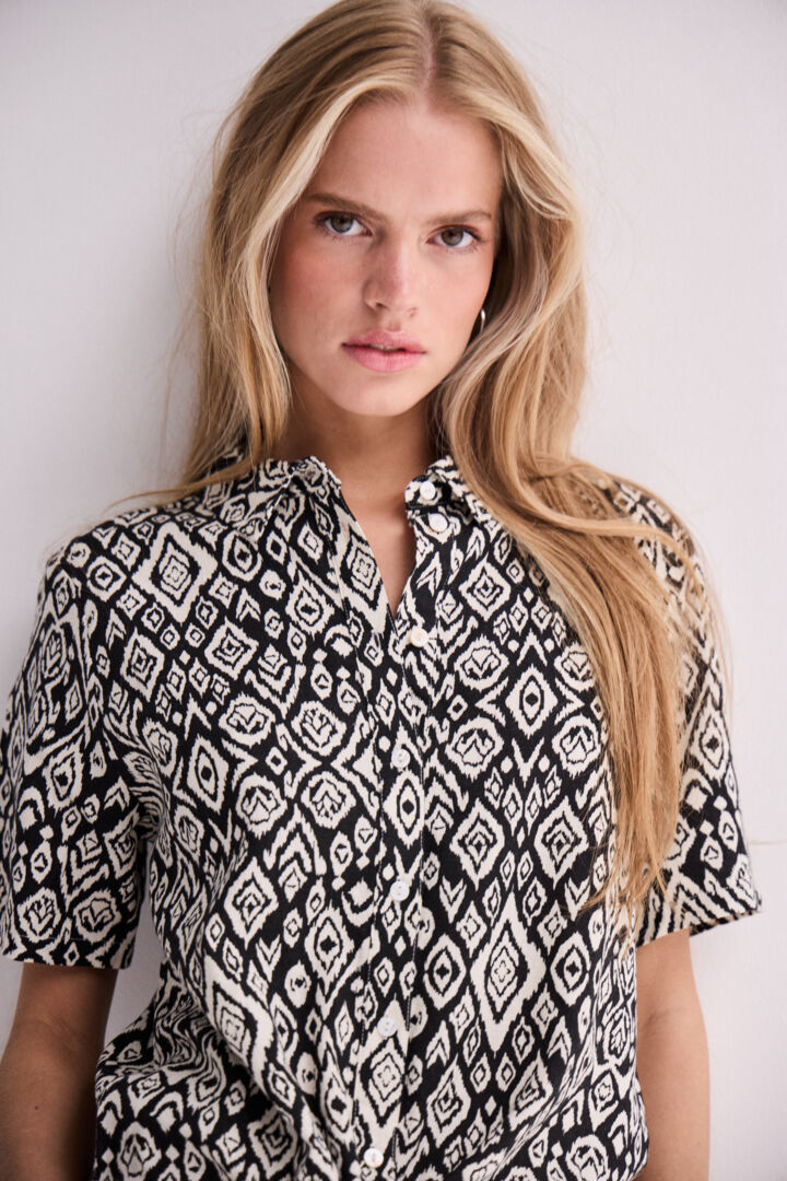 Ichi Linno Short Sleeved Shirt in Black Diamond-20122921