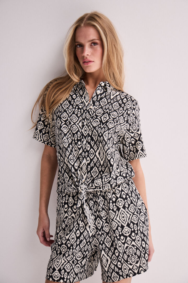Ichi Linno Short Sleeved Shirt in Black Diamond-20122921